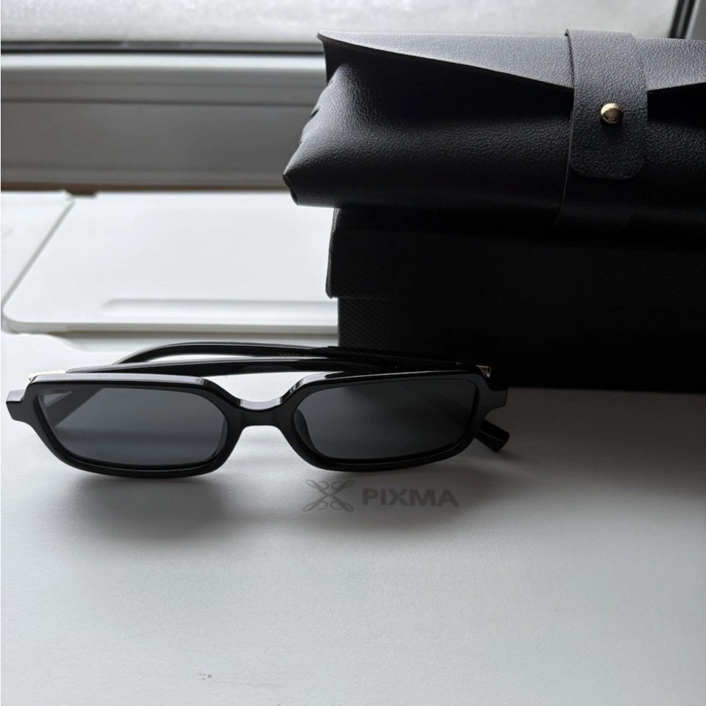 Sleek Black Rectangular Sunglasses - image 3